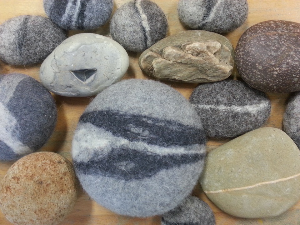 Steine und Filz